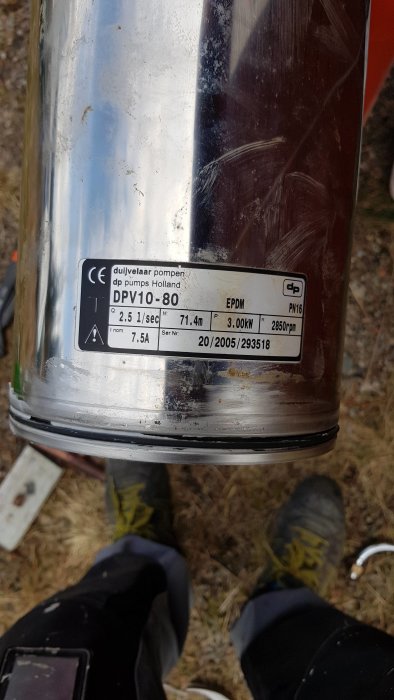 Närbild av typskylten på en DPV10-80 pump med tekniska specifikationer och CE-märkning.
