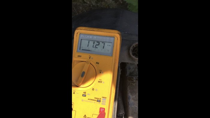 Multimeter visar pulserande spänning på 11,27 VAC som indikerar ett elfel.