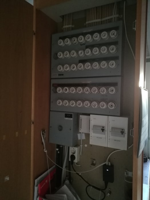 Stor elcentral i kök från tak till golv med otympligt mått och anslutningar uppifrån och nedifrån.
