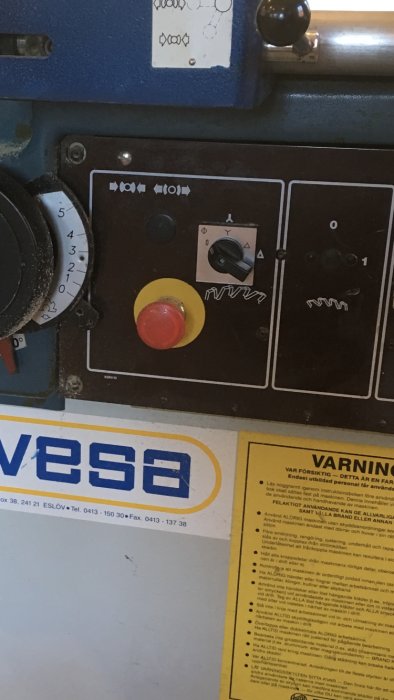 Kontrollpanel på industriellt maskineri med startknapp och omslag för Y/D-start.