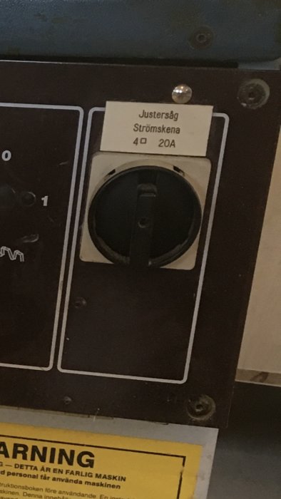 Brytare på maskin med skylt "Justerbar Strömskena 40 20A" och inställningar markerade 0 och 1.