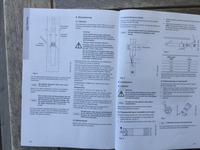 Uppslaget från en instruktionsmanual med diagram och text för installation av en pump, avbildat på ett träbord.