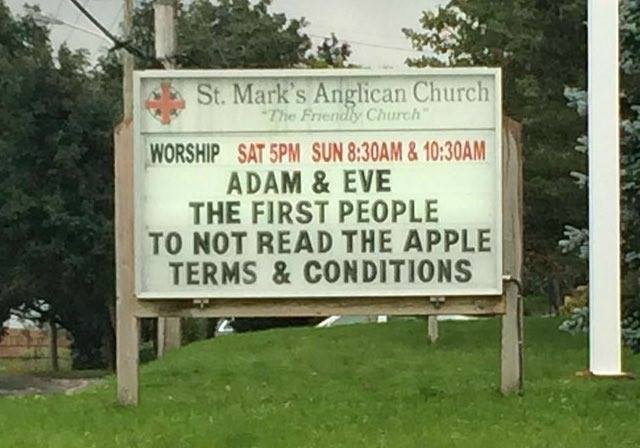 Skylt utanför St. Mark's Anglican Church med humoristisk text om Adam och Eva och Apple's användarvillkor.