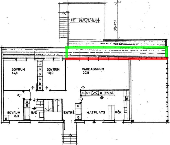 Ritning av hus med markerad yttervägg i rött som ska flyttas och den nya tänkta väggen i grönt.