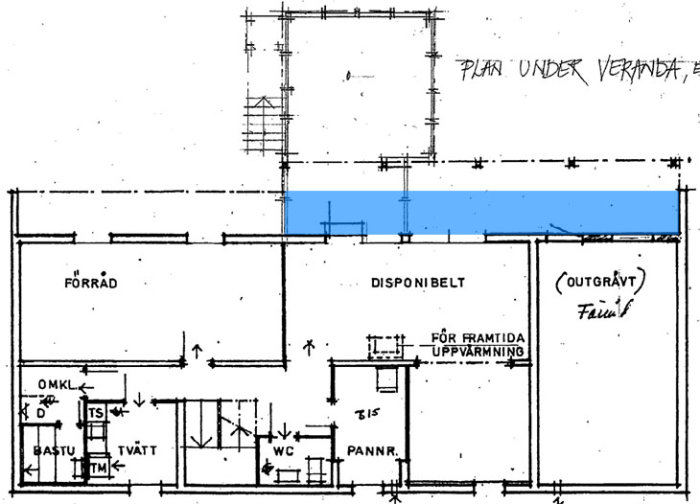 Ritning över bottenvåningen i ett hus med markerade planer för utbyggnad, blått markerar utan platta på mark.