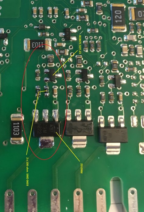Närbild på kretskort med ny triac, transistor och två motstånd markerade.