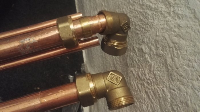 Kopparledningar kopplade till mässingsfittings med en fråga om montering.