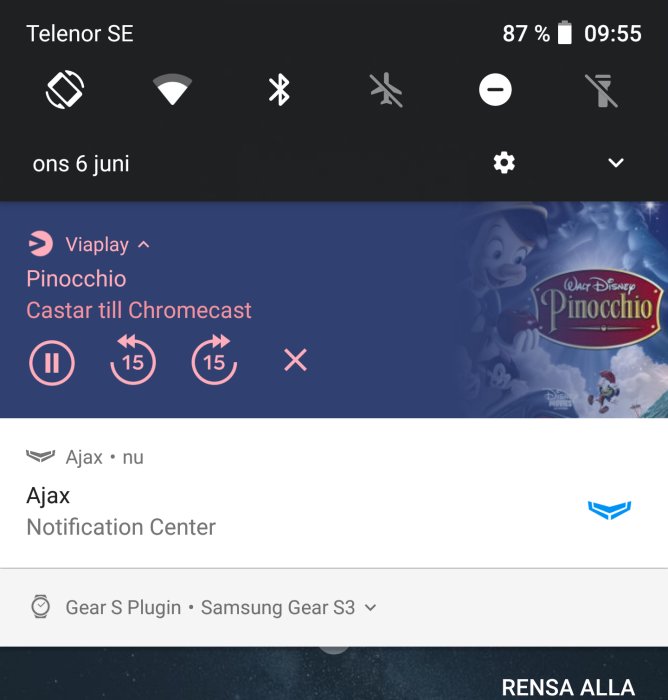 Smartphone-skärm som visar notifieringar från Viaplay och Ajax, med texten 'Pinocchio Castar till Chromecast'.