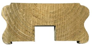 Rundad trähandledare för utetrappa med snitt för montering på stolpe.