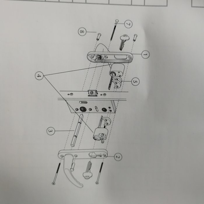 Illustration av isärtagna delar till ett cylinderlås inklusive medbringare, skruvar och handtag.