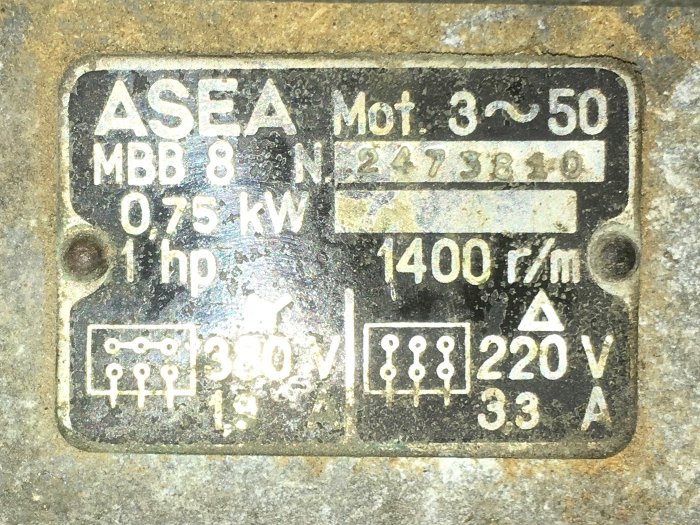 Föråldrad ASEA motorplåtskylt på 0,75 kW och 1 hp med specifikationer för 3-fas och enfasförsörjning.