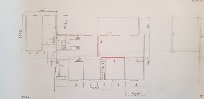 Ritning av enplanshus med markerade väggar (1 och 2) som planeras tas bort vid renovering.