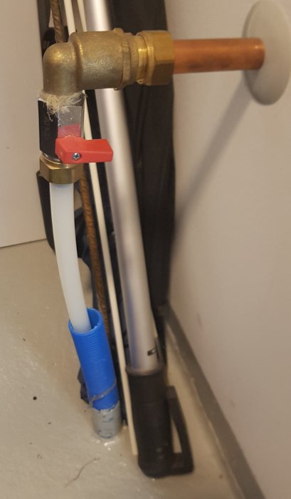 Vattenledningsrör med avstängningskran monterad på insidan för att förhindra frysning utomhus.