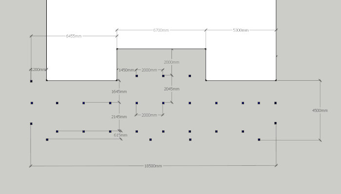 Ritning i Sketchup av en oregelbunden altan med måttangivelser och planerade plintar markerade, inkluderar en nedsänkt del och sneda hörn.