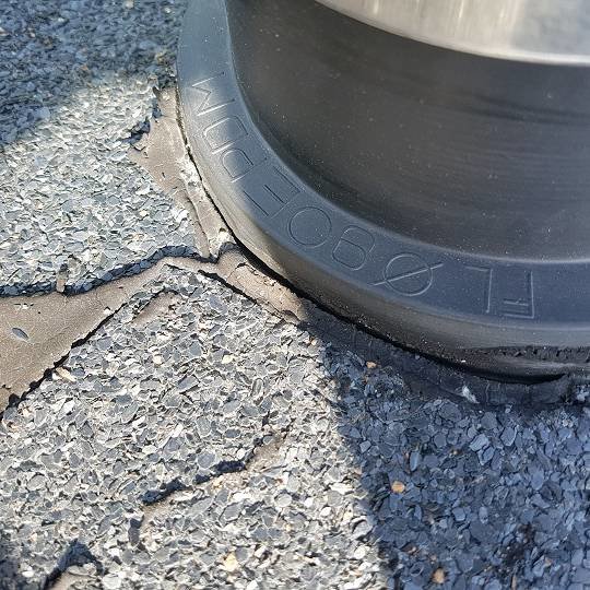 Närbild på en oanvänd takgenomföring för avloppsventilation med synliga sprickor i tätningsmaterialet runt röret.