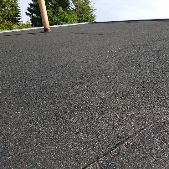 Nybyggd gäststugas tak med oanvänd takgenomföring för avloppsventilation.