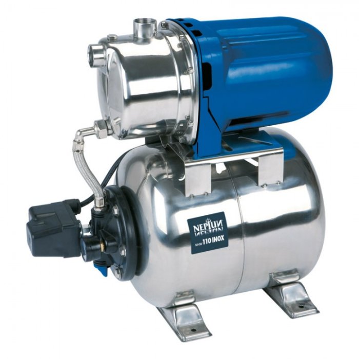 Husvattenverk Neptun 110 INOX med rostfritt tankhus och blå motor, köpt på Bauhaus.