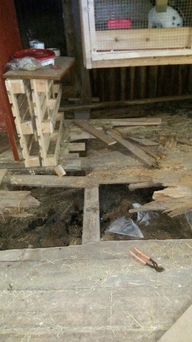 Nedbrutna träbjälkar i en byggnad, fråga kring reparation eller utbyte.