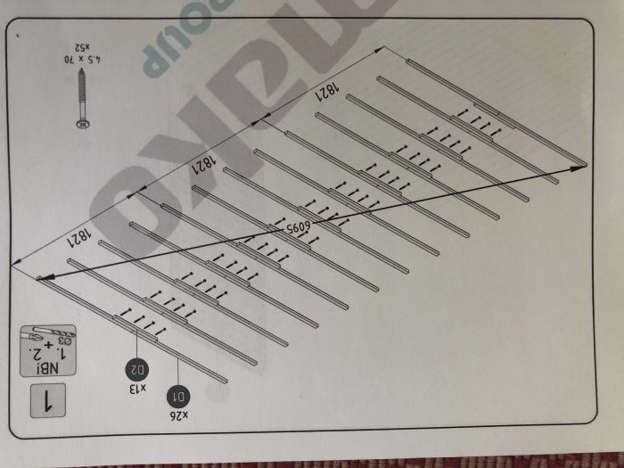 Monteringsskiss för golvunderlag till friggebod med dimensioner och placering av golvprofiler.