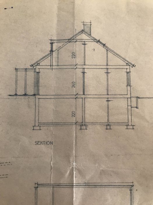 Ritning av ett hus i sektion som visar takkonstruktion och våningsplan, använd för att diskutera öppning till nock.