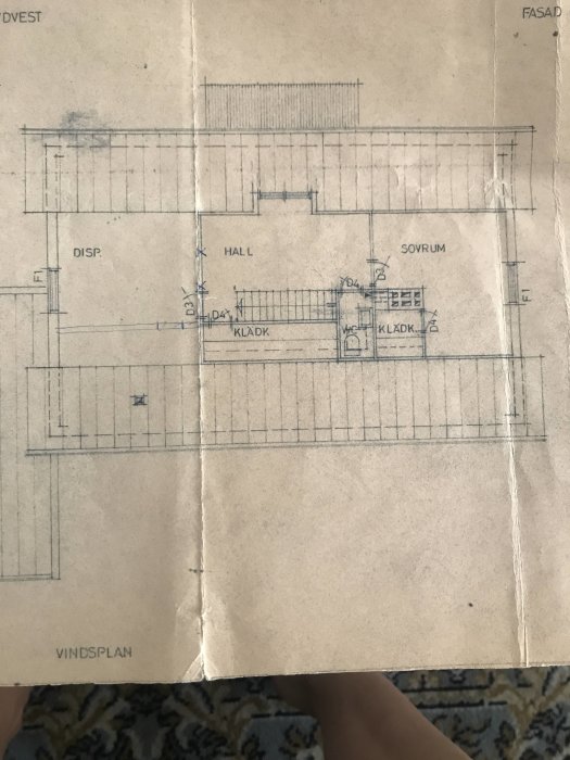 Ritning av vindsplan visar disposition av rum såsom hall, sovrum och klädkammare.