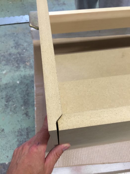 Närbild av sammanfogning av fuktbeständig Tricoya-MDF i en pågående tillverkning av en badrumskommod.