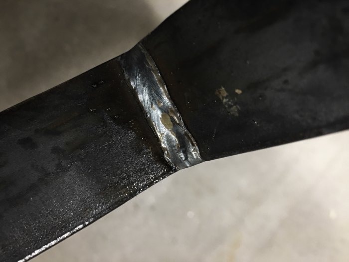 Svetsad fog på ett handtillverkat metallben till en ekbänk.