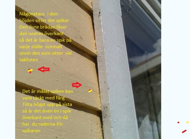 Närbild av träpanel på husvägg med synliga spikar och pilar som visar spikarnas position och anvisningar för borttagning.