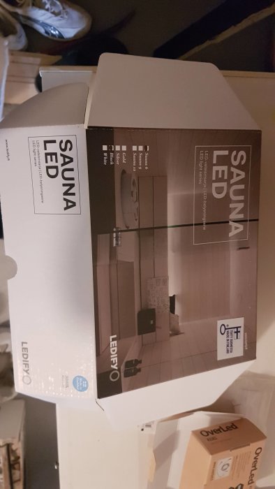 Förpackning av LEDIFY SAUNA LED-lampor för bastu med en bild av en bastu på lådan.