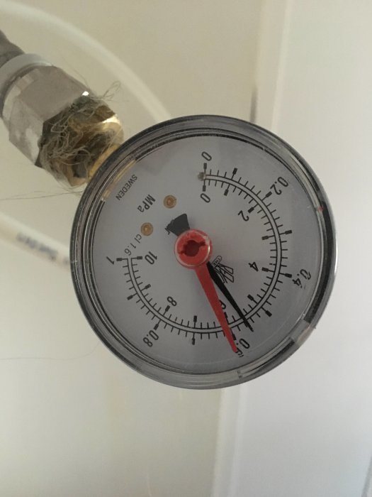 Manometer som visar trycket i ett värmesystem med drygt 4,5 bar, ihopkopplat till LK-slangar.
