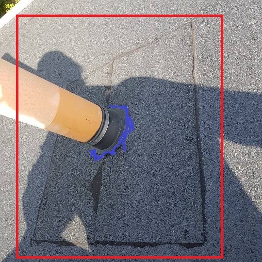 Taktäckning med markerade områden i rött och blått runt en takgenomföring.