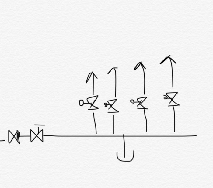 Handritad skiss av ett avloppssystem med lutande rör och ventiler för vattendränering.