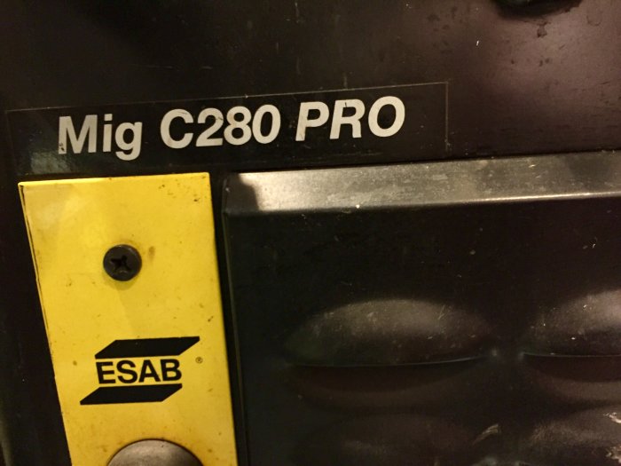 Del av en ESAB Mig C280 PRO svetsmaskin med gult reglage och logotyp.