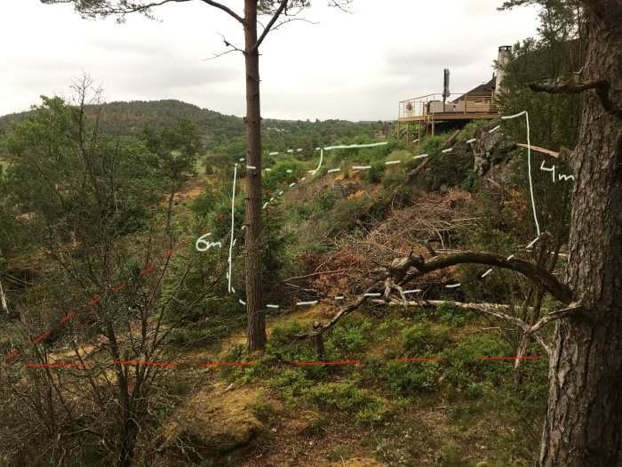 Naturtomt med markeringar i vitt för utbyggnadsområde och röda streck för tomtgräns.