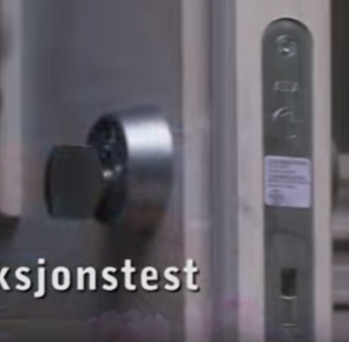 Ytterdörr med en installerad vredcylinder och säkerhetsetikett, utan nyckelhål.