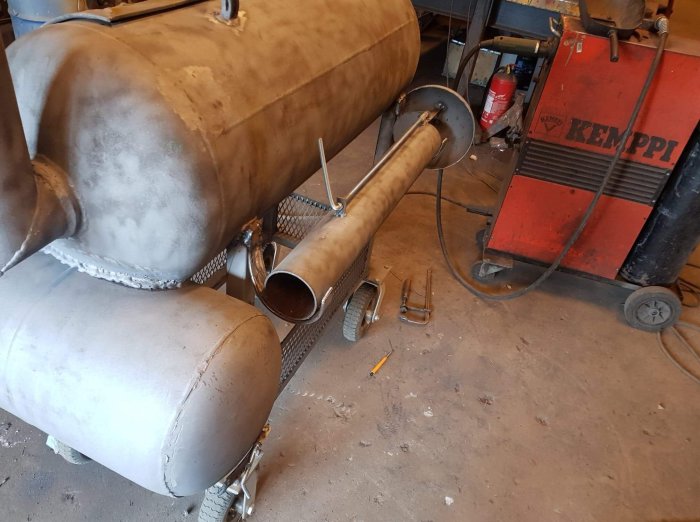 Svetsprojekt av stålkonstruktion och tankar i verkstad med svetsmaskin Kemppi i bakgrunden.