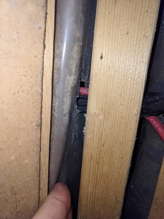 DC-kabel dragen genom nocktätningen på ett tak, risk för läckage.