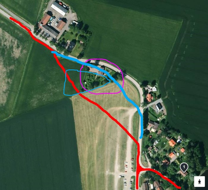 Översiktsbild på en tomt med påritade förslag för bilväg i rött och cykelväg i blått, som diskuterats i foruminlägget.