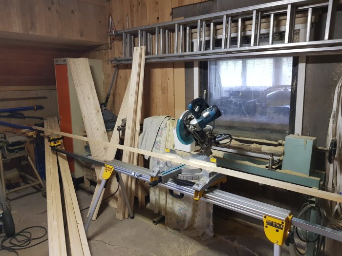 Nytt Dewalt arbetsbord uppställt i en verkstad med kapsåg och virke.