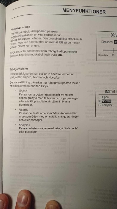 Sida ur manual som visar menyfunktioner för robotgräsklippare med inställningar för trädgårdsform och klippzoner.