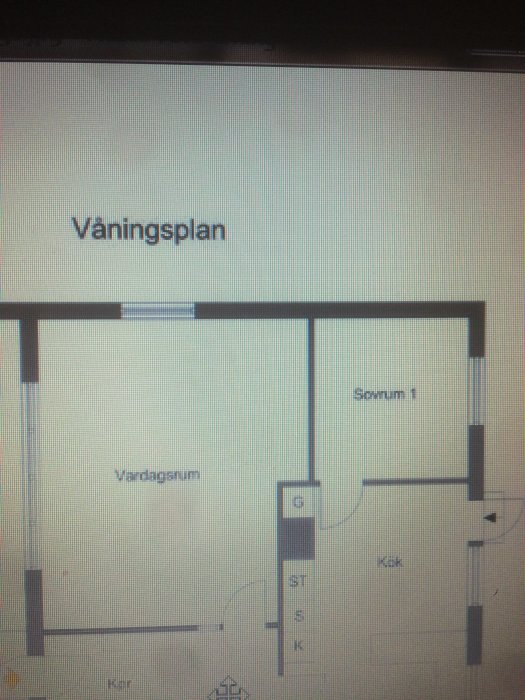 Översikt över ett våningsplans layout som visar ett vardagsrum, kök och sovrum 1 markerat på en arkitektonisk ritning.