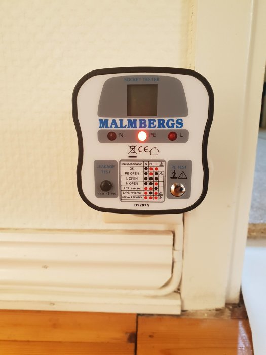 Socket tester insatt i ojordat uttag som visar fel på installationen.