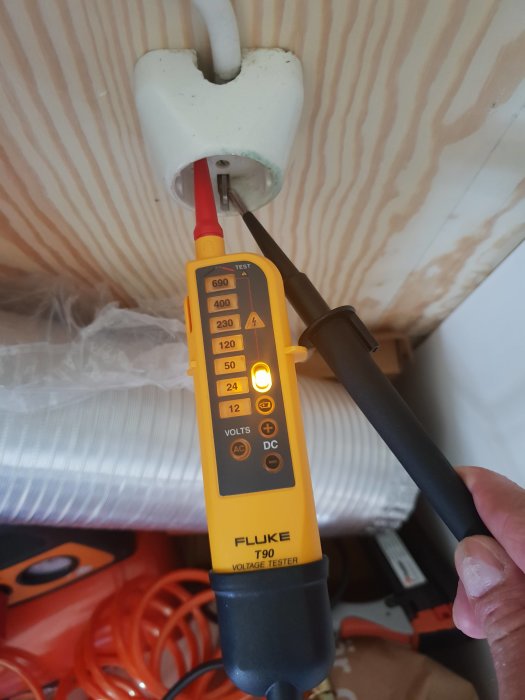 Användning av en Fluke T90 spänningsprovare på en elektrisk installation.