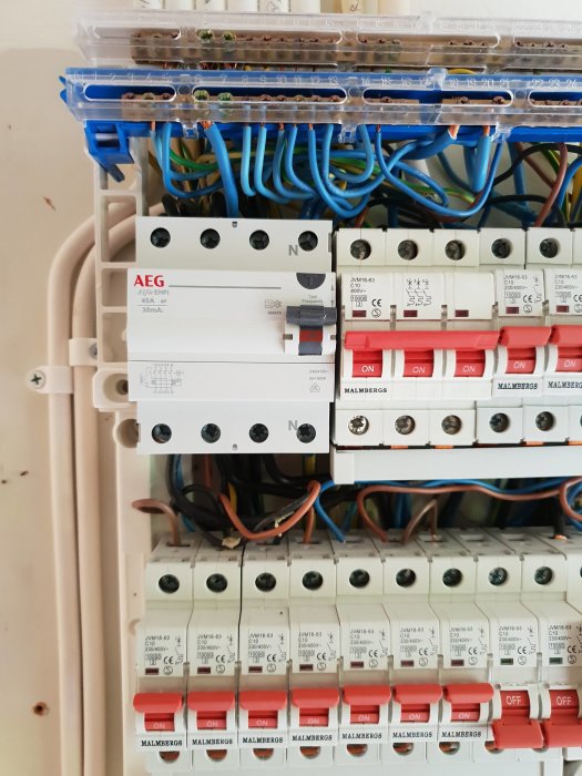 Nyinstallerad jordfelsbrytare i elcentral med kablar och säkringsautomater.