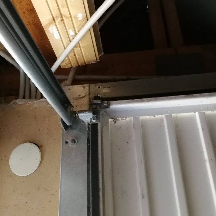 Bild av en låsdetalj på en garageport utan synligt fäste för hänglås.