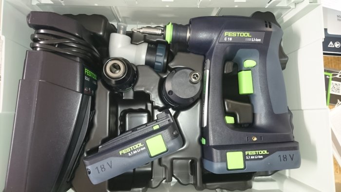 Två Festool elverktyg och batterier i en verktygsväska, som föreställer ett inköpsbeslut av verktyg och tillbehör.