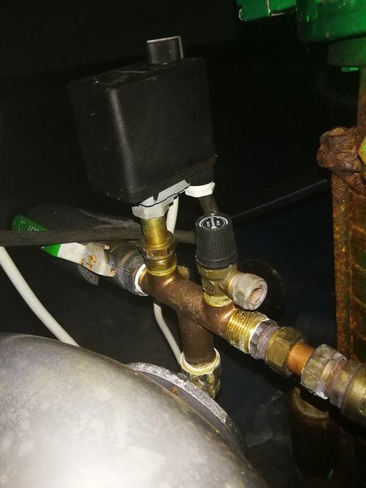 En bild på en hydrofor med anslutna rör och ventiler, indikerar möjliga problem med konstant pumpaktivitet.