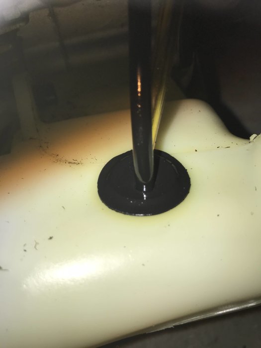 Bränsleslang genomföring som läcker på en bensintrimmers bensintank.
