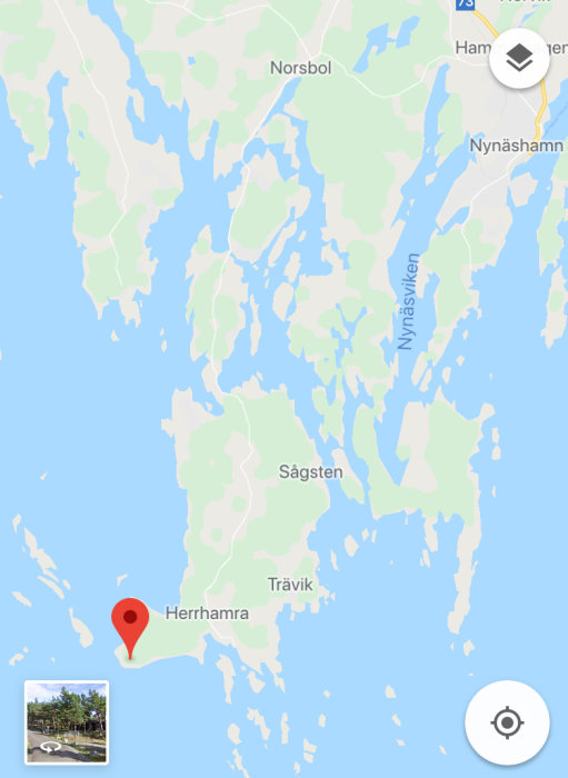 Kartbild som visar Herrhamra nära Nynäshamn i Sverige, markerad med en röd pin och en miniatyrbild.