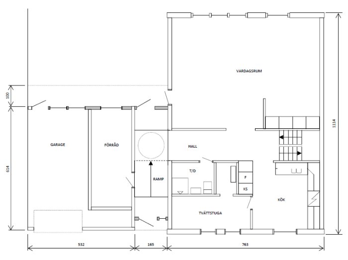 Planritning av en utbyggnad som visar hall, ramp, garage och anslutande rum i ett hus.